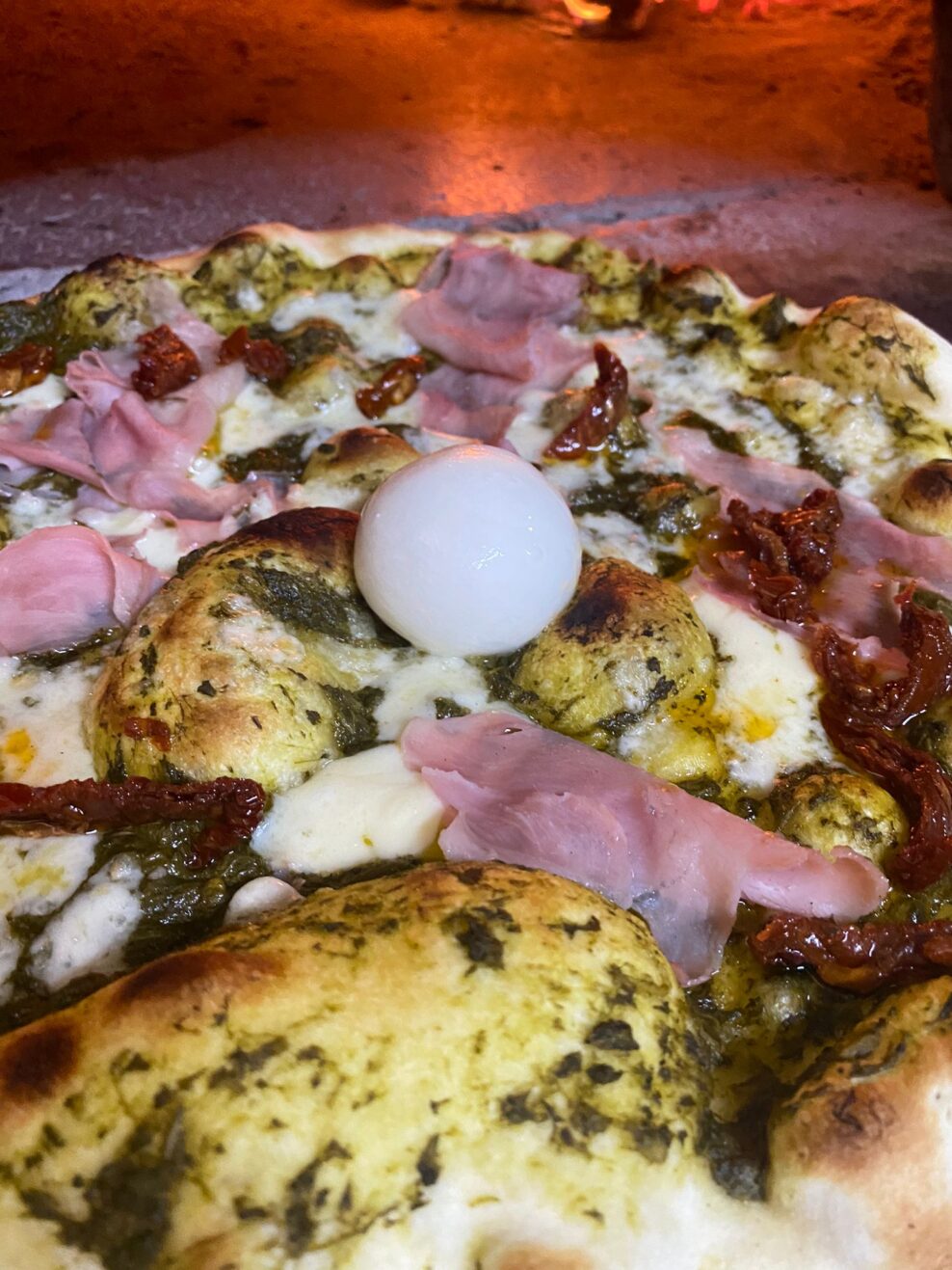 Pizza dal forno a legna