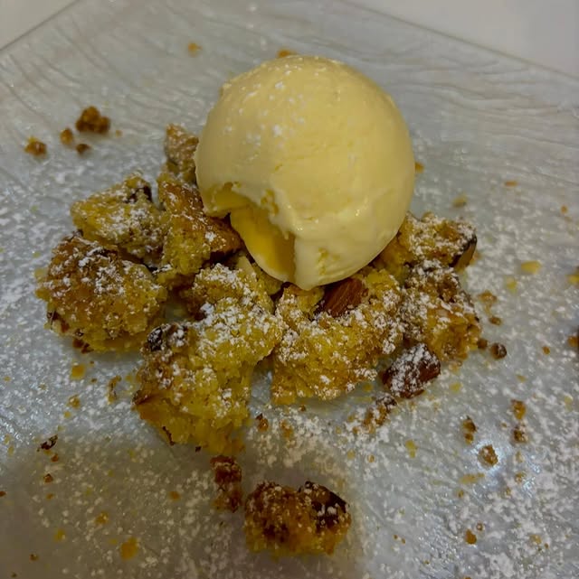 Sbriciolata con gelato alla vaniglia
