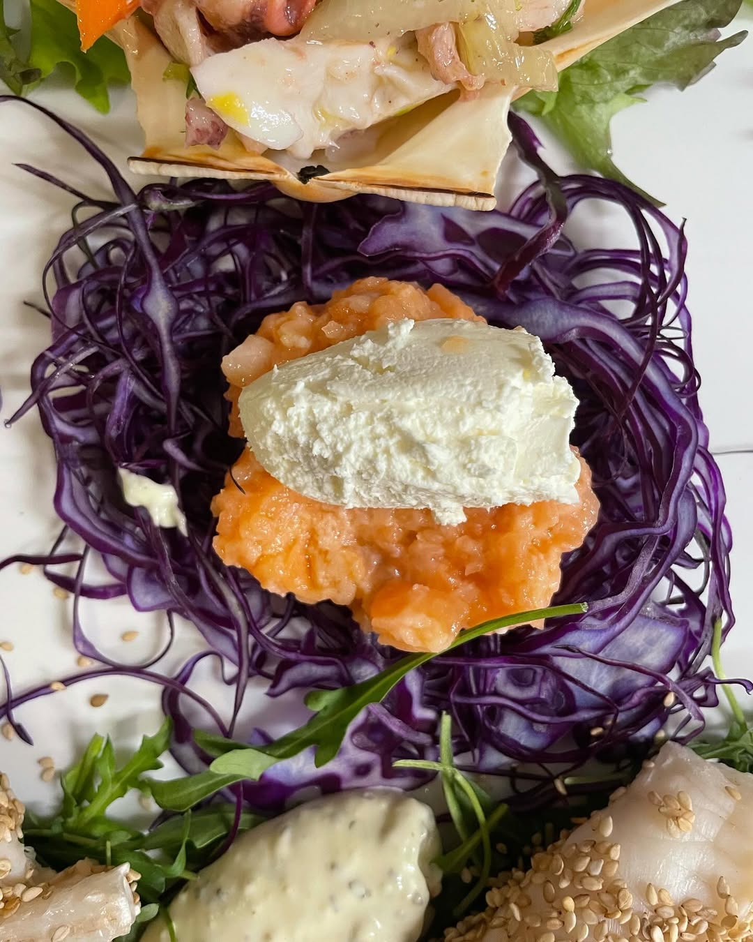 Tartare di salmone con crema al philadelphia